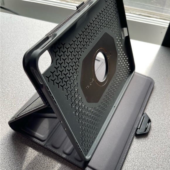 Targus Versa Vu 360-Degree Black & Grey iPad Pro Case 11 Inch - Picture 7 of 10